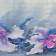irysy z różem i niebieskim - splot atłasowy - szal jedwabny ręcznie malowany