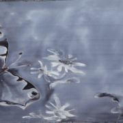 motyle w szarościach - splot atłasowy - szal jedwabny ręcznie malowany