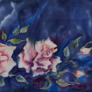 róże jasne w granatach - krepa - szal jedwabny ręcznie malowany