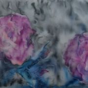 róże ze srebrną kreską - krepa - szal jedwabny ręcznie malowany