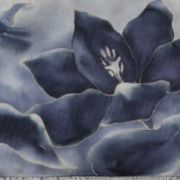 tulipany mocno grafitowe - splot atłasowy - szal jedwabny ręcznie malowany